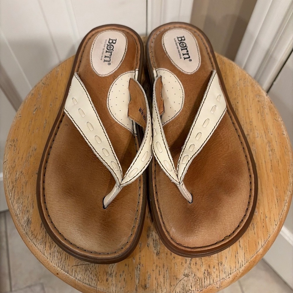 Born Sandals Women Size 7 Brown White Leather Flip Flop Excellent Thong Sandal